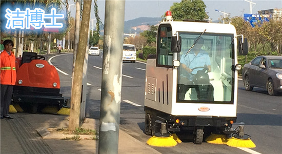 潔博士駕駛掃地車(chē)